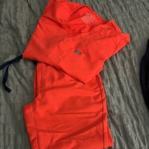 Figs coral Scrub Set